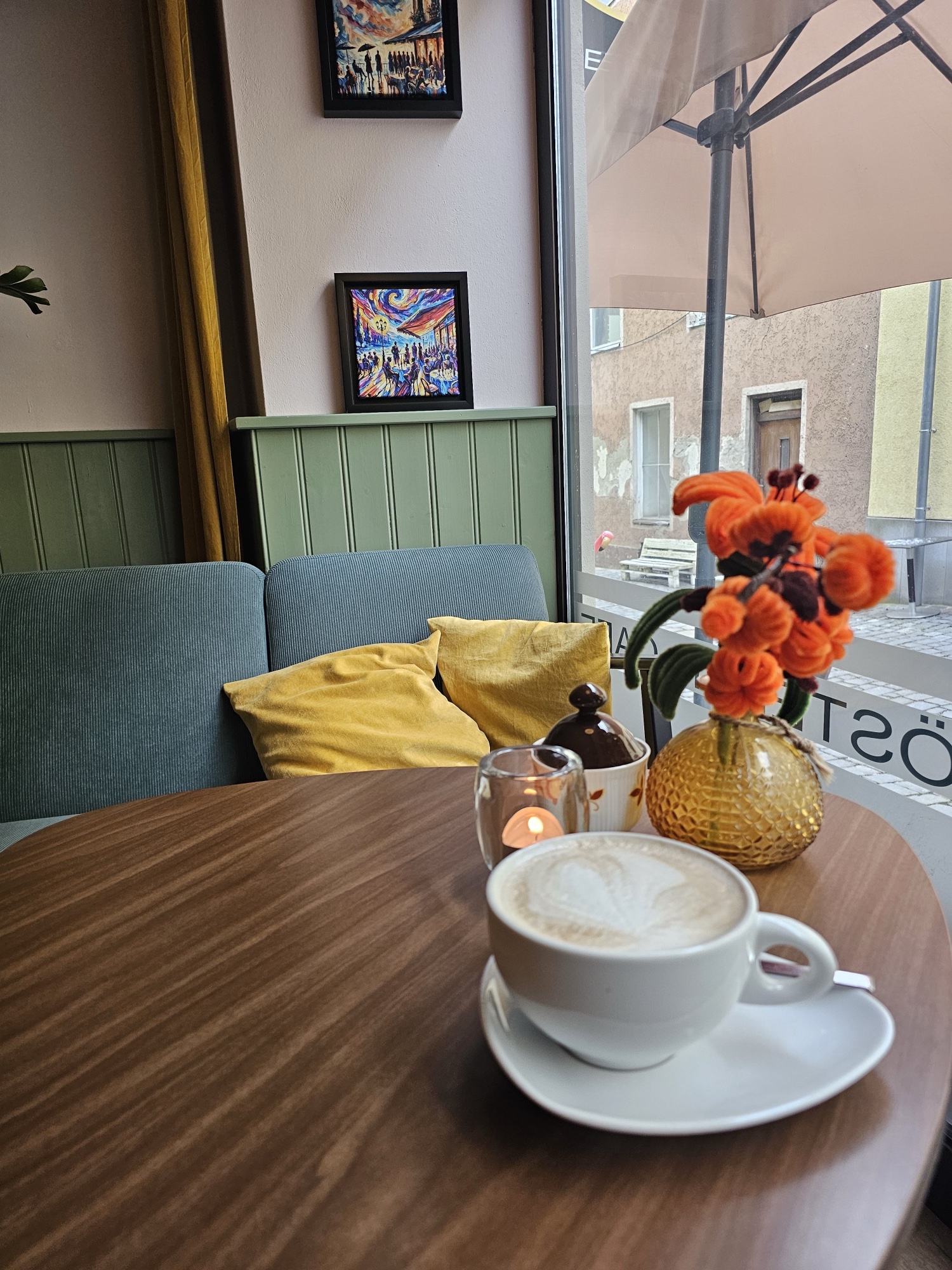 Cappuccino am Fenster mit Blick in die Donaugasse