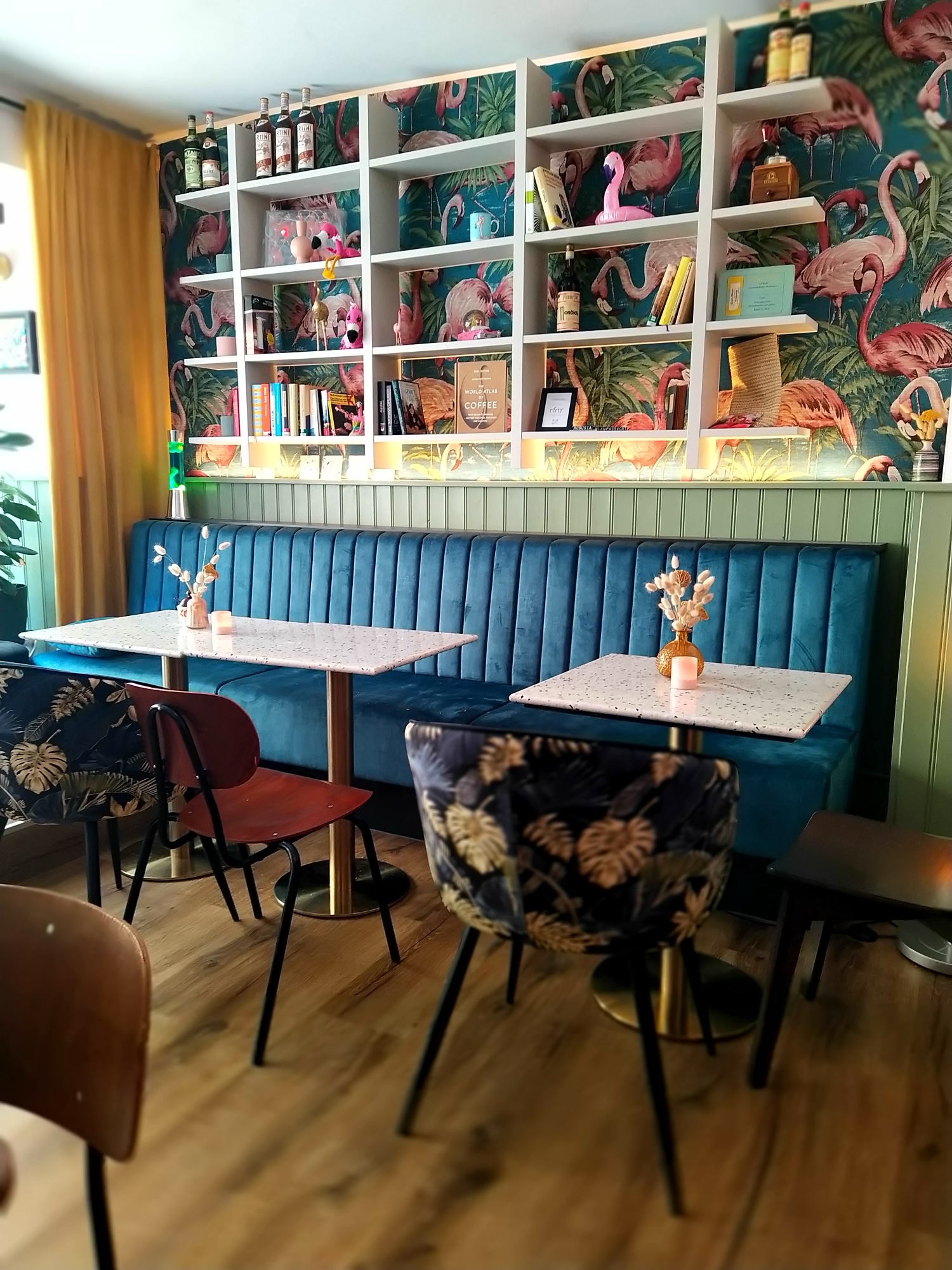 Das Flamencoffee Café — Flamingo-Tapete, Petrol-Samtbank und Mid-Century-Stühle an der Donaugasse in Vilshofen