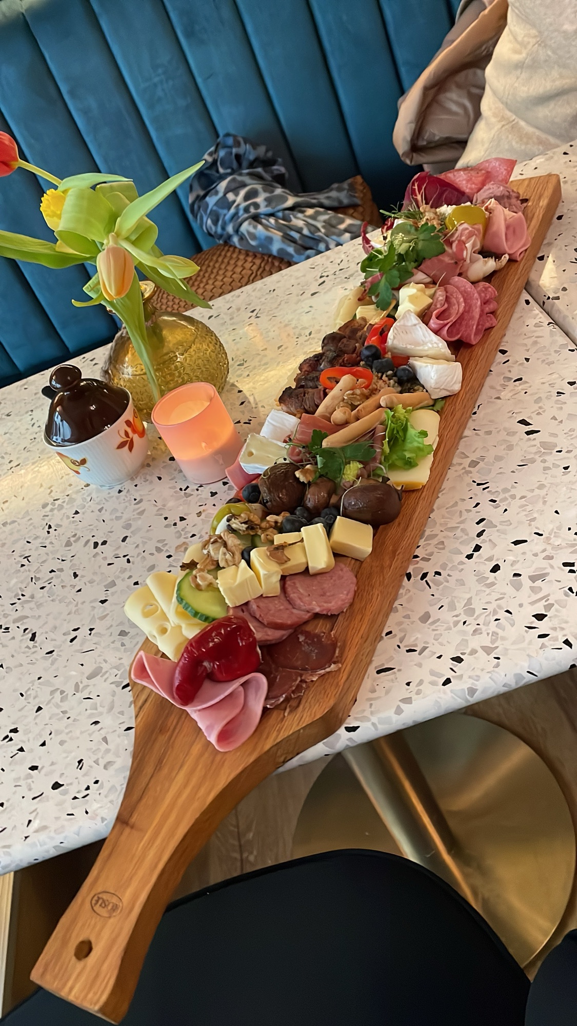 Üppiges Frühstücksbrett mit Käse, Aufschnitt und Obst